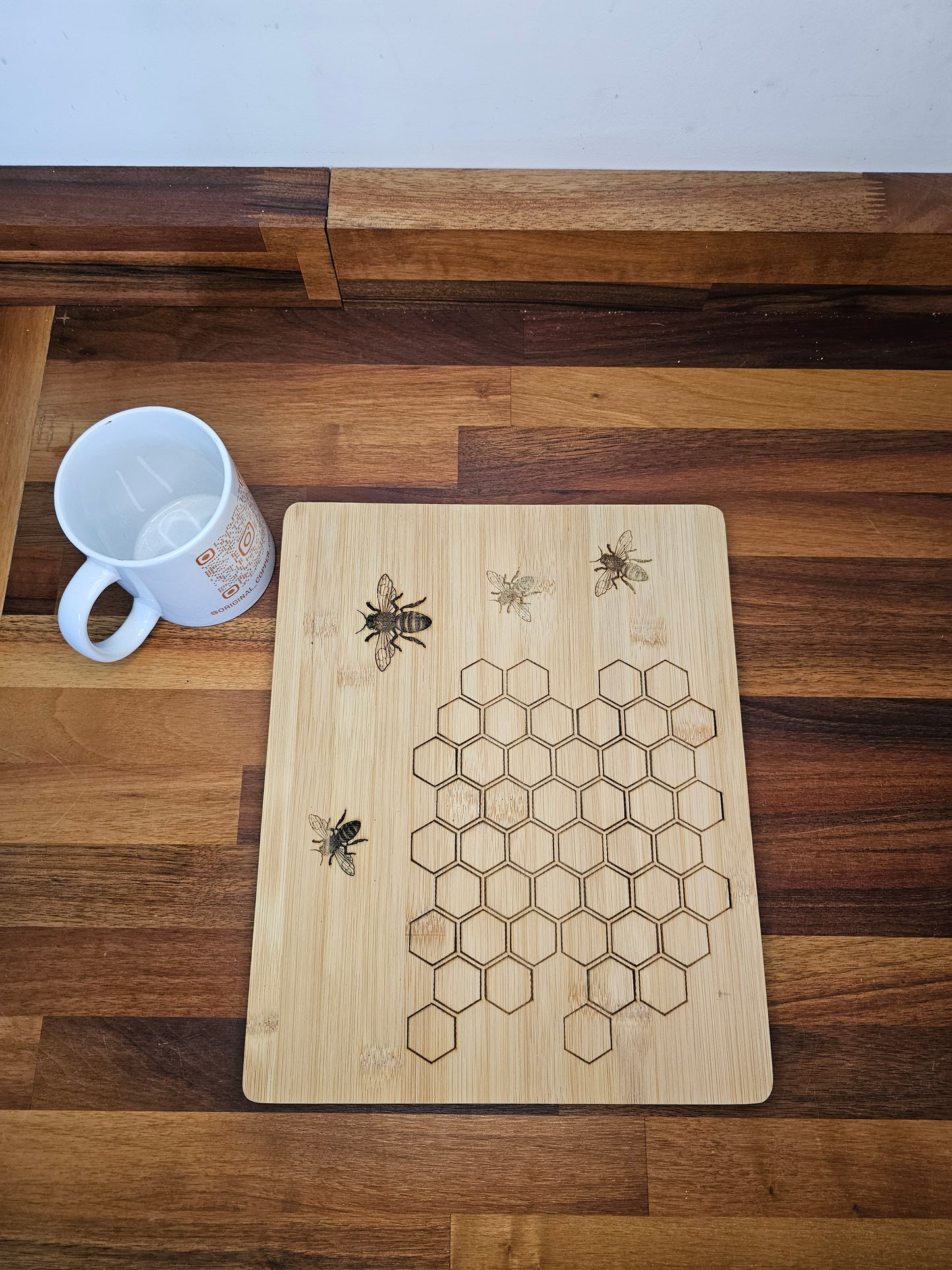 Chopping Board – Bee & Honeycomb Engraved Design