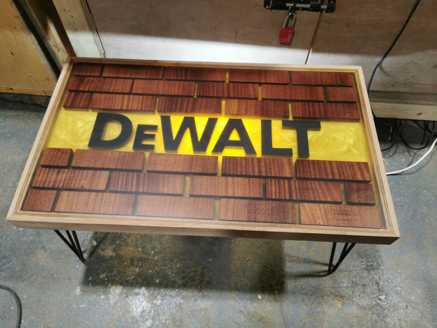 table DeWALT Resin Coffee Table – Handmade Oak & Sapele Epoxy Table
