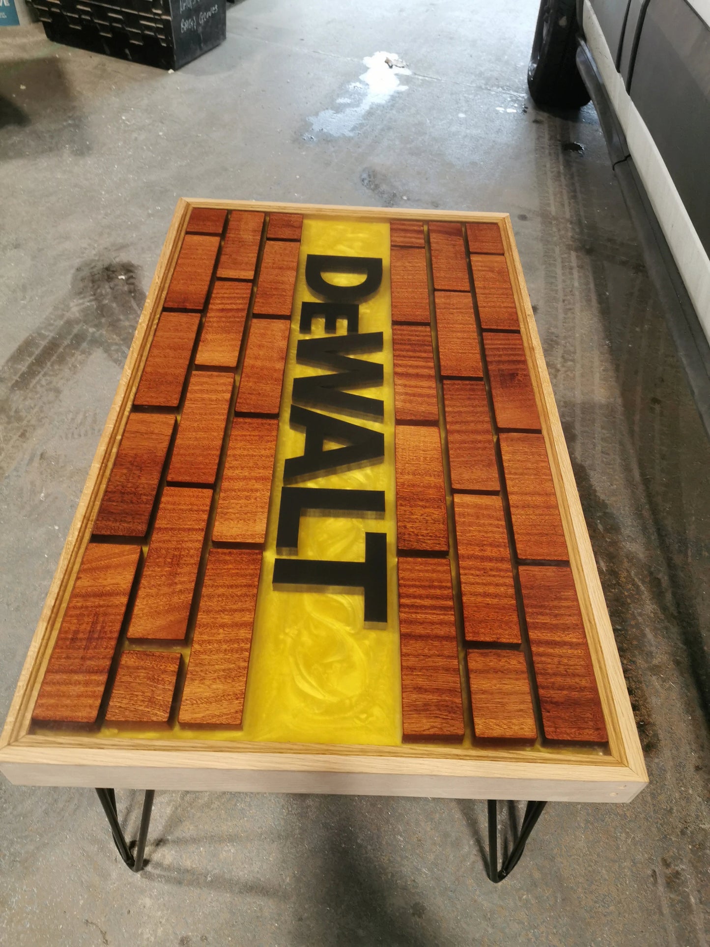 table DeWALT Resin Coffee Table – Handmade Oak & Sapele Epoxy Table