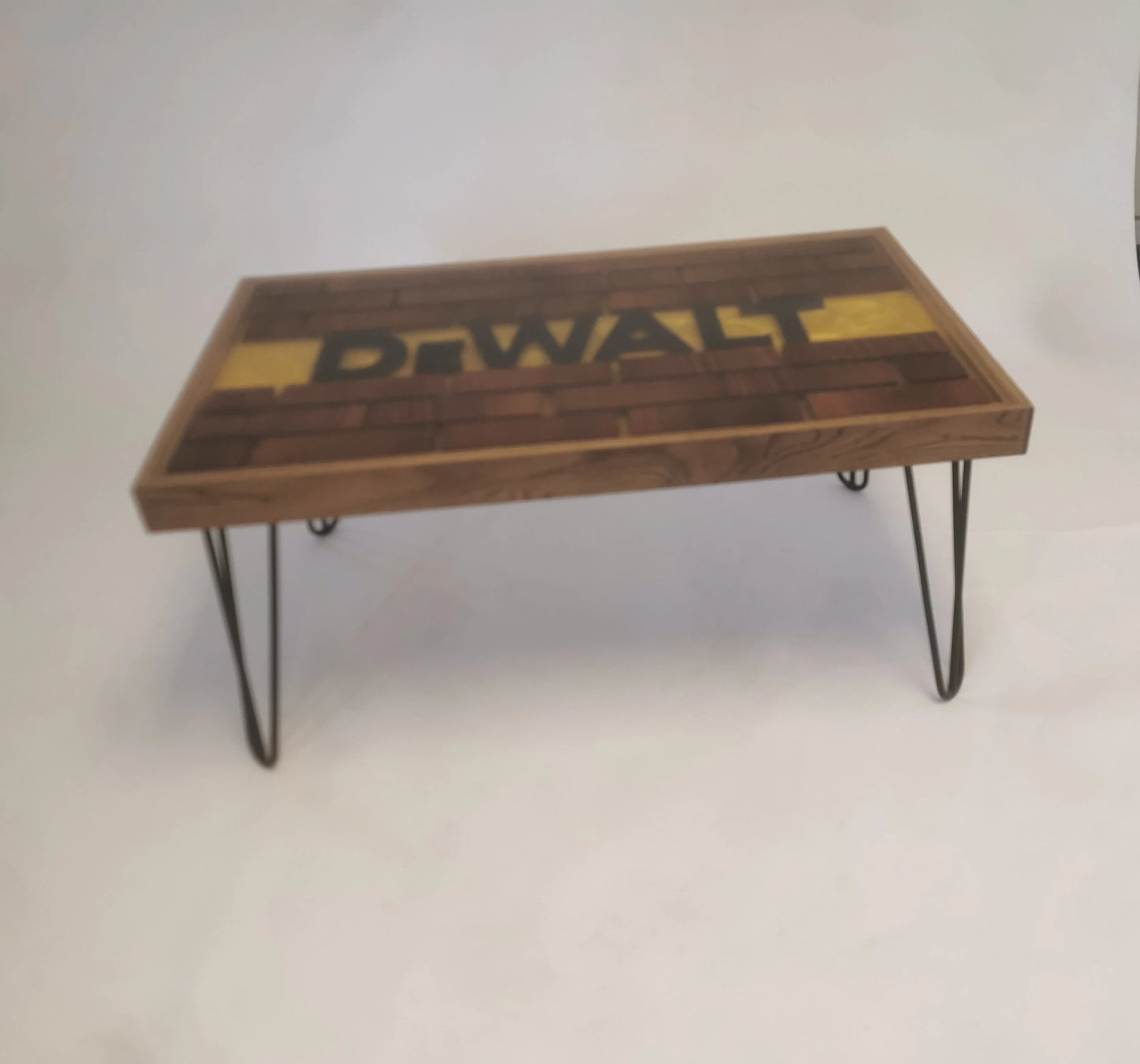 table DeWALT Resin Coffee Table – Handmade Oak & Sapele Epoxy Table