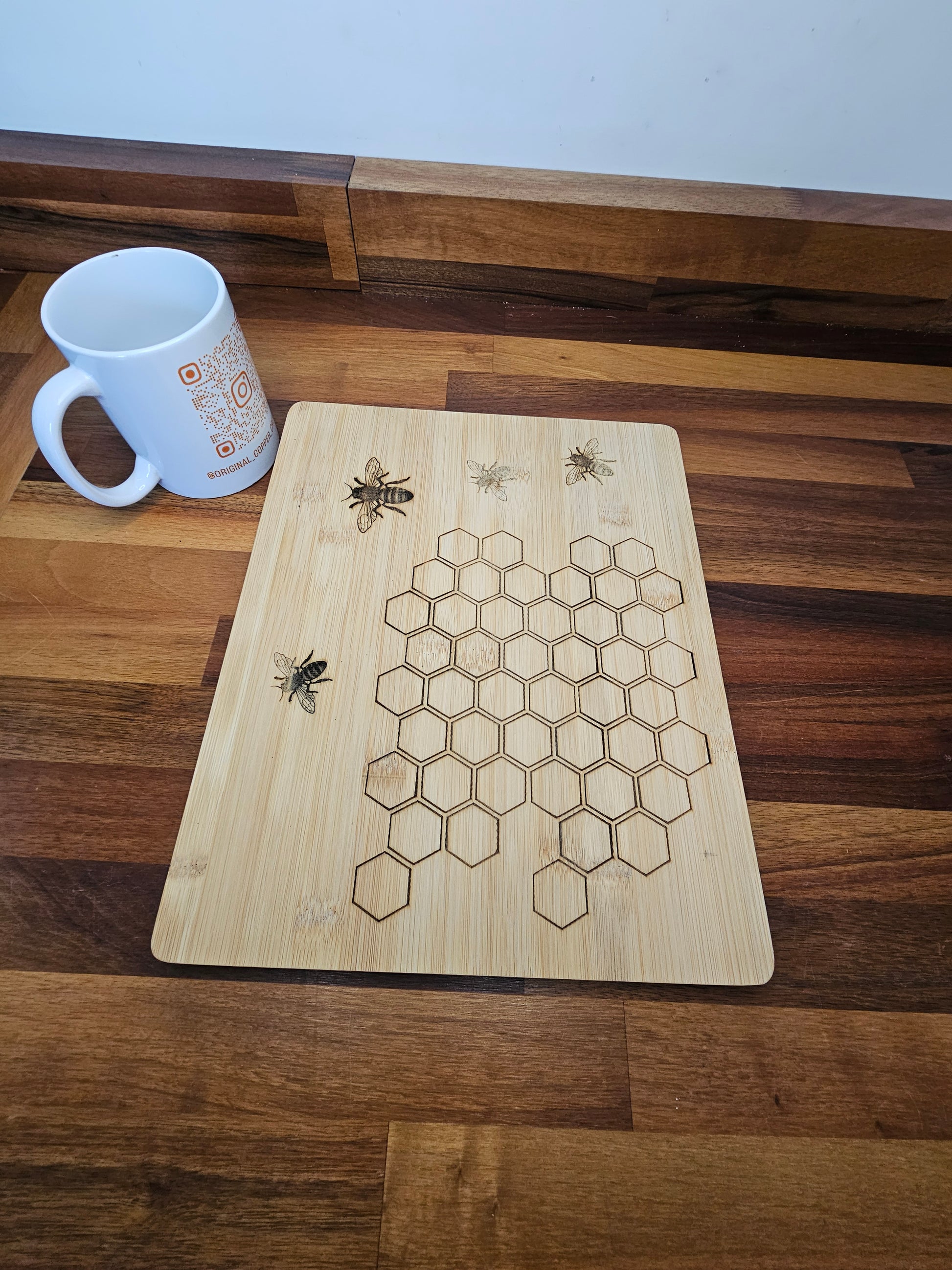 Chopping Board – Bee & Honeycomb Engraved Design